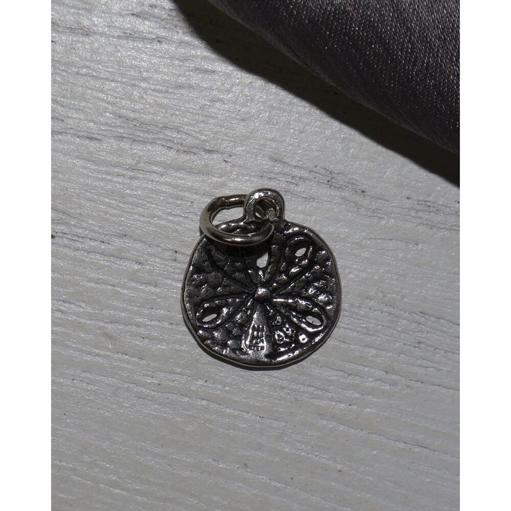 James Avery Sterling Silver Sand Dollar Charm 1.36G / 0.7in - Picture 2 of 3